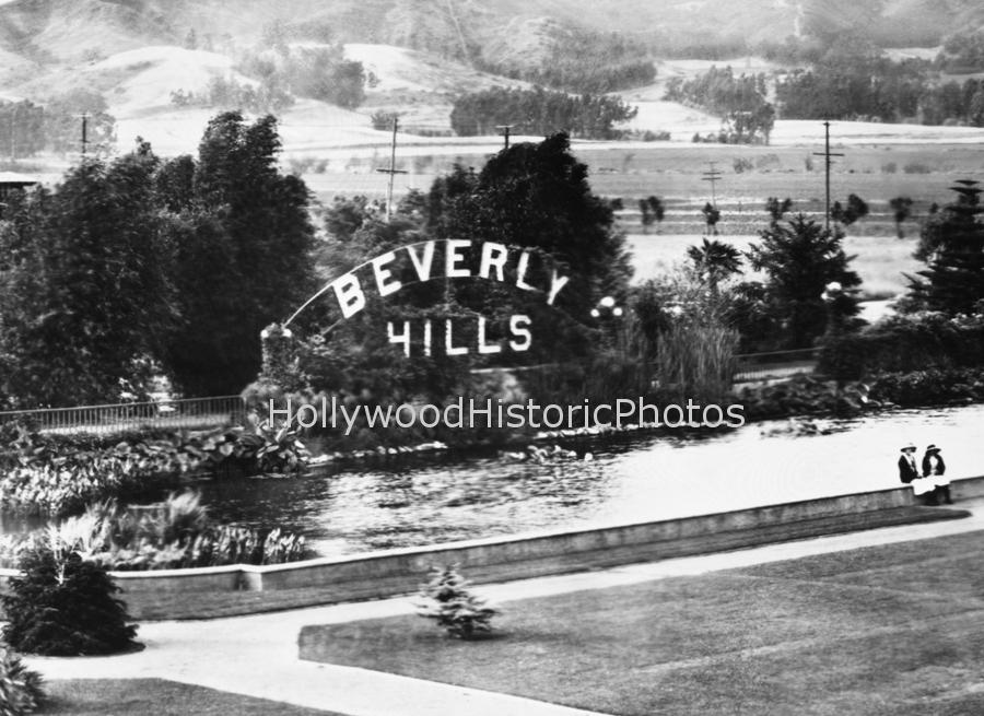 Beverly Hills Park and Lily Pond 1916 Canon Dr. & Santa Monica Blvd..jpg